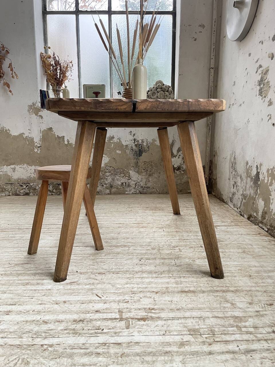 Table brutaliste savoyarde en chêne