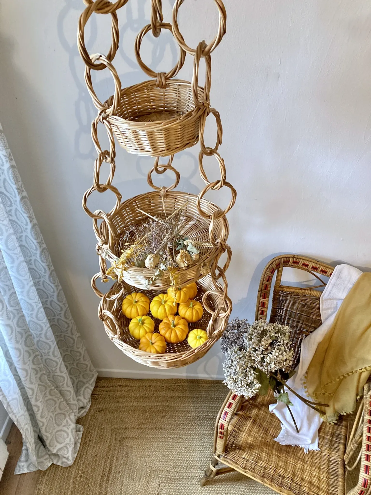 Large wicker suspension with three baskets, twisted ring chain.