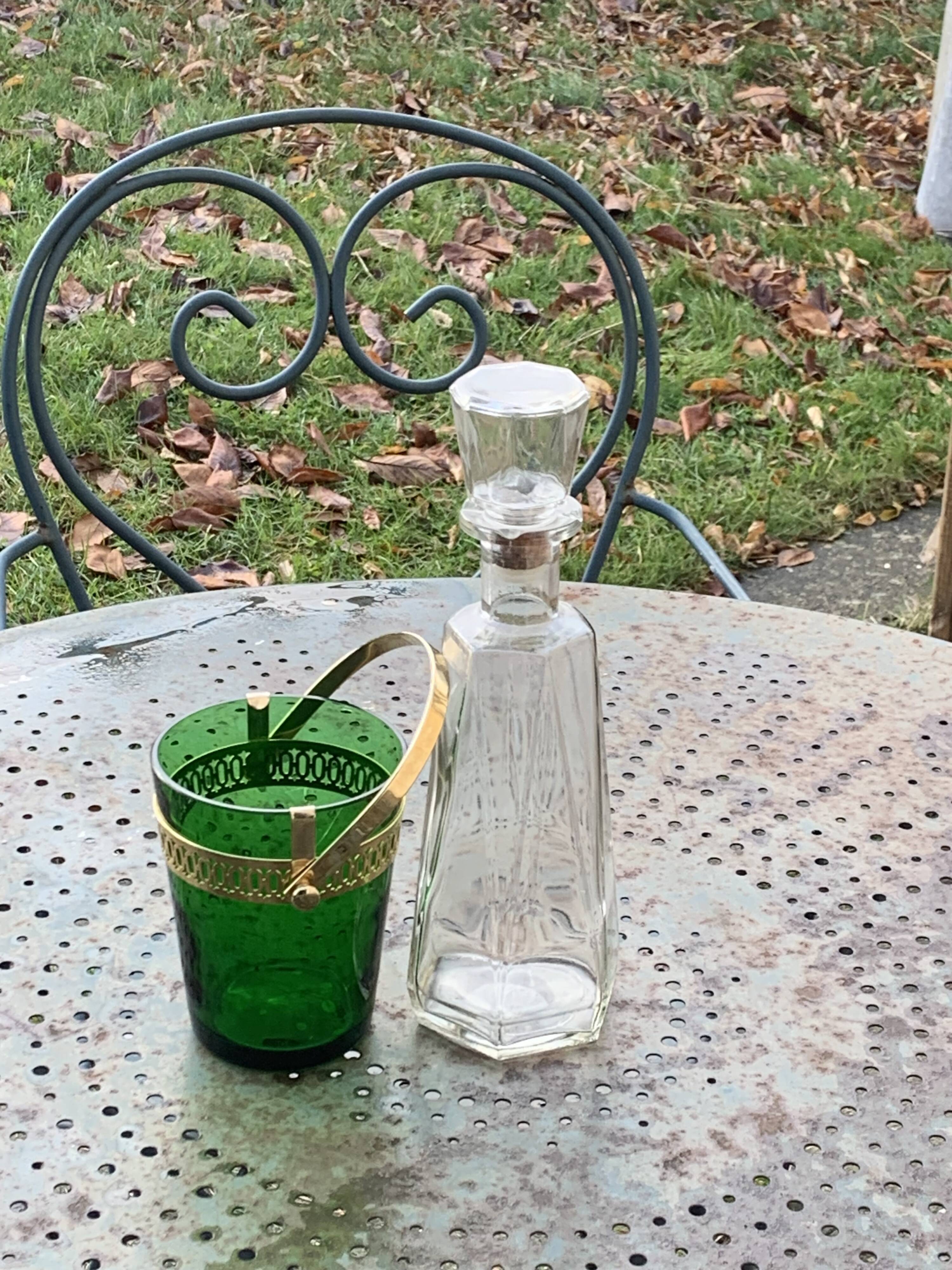 Service a whisky compose d'une carafe en verre transparent