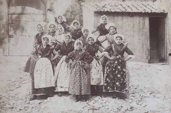 Photographie albuminée de Marseille ''Jeunes filles'' par Adolphe Terris, vers 1865