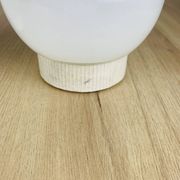 Paire d'appliques globe opaline vintage, plafonniers