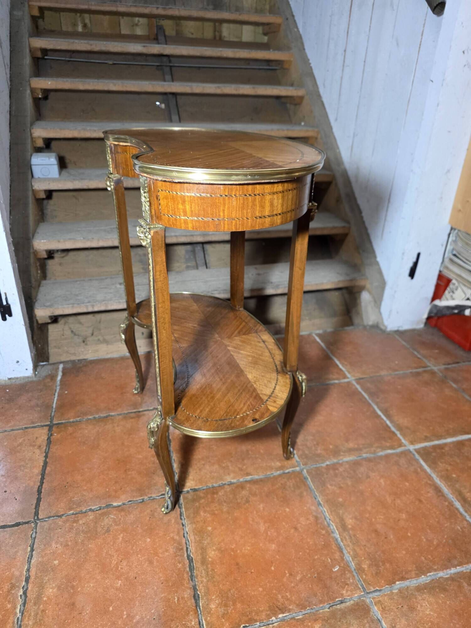 Kidney-shaped bedside table in Louis XV style with marquetry.