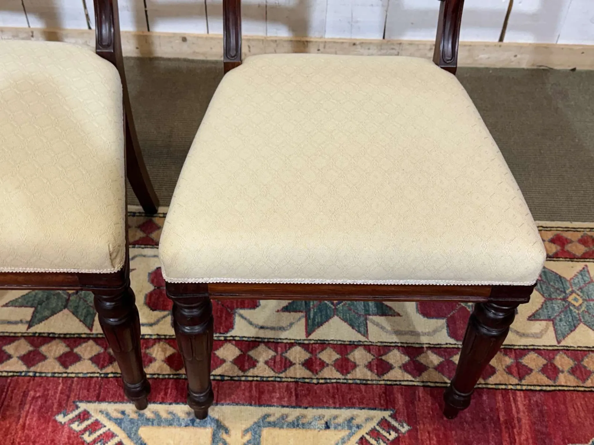 Set of 2 armchairs and 6 English mahogany chairs from the 1950s.