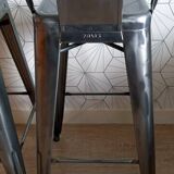 Paire de tabourets tolix hpd 75 – en acier brut vernis.