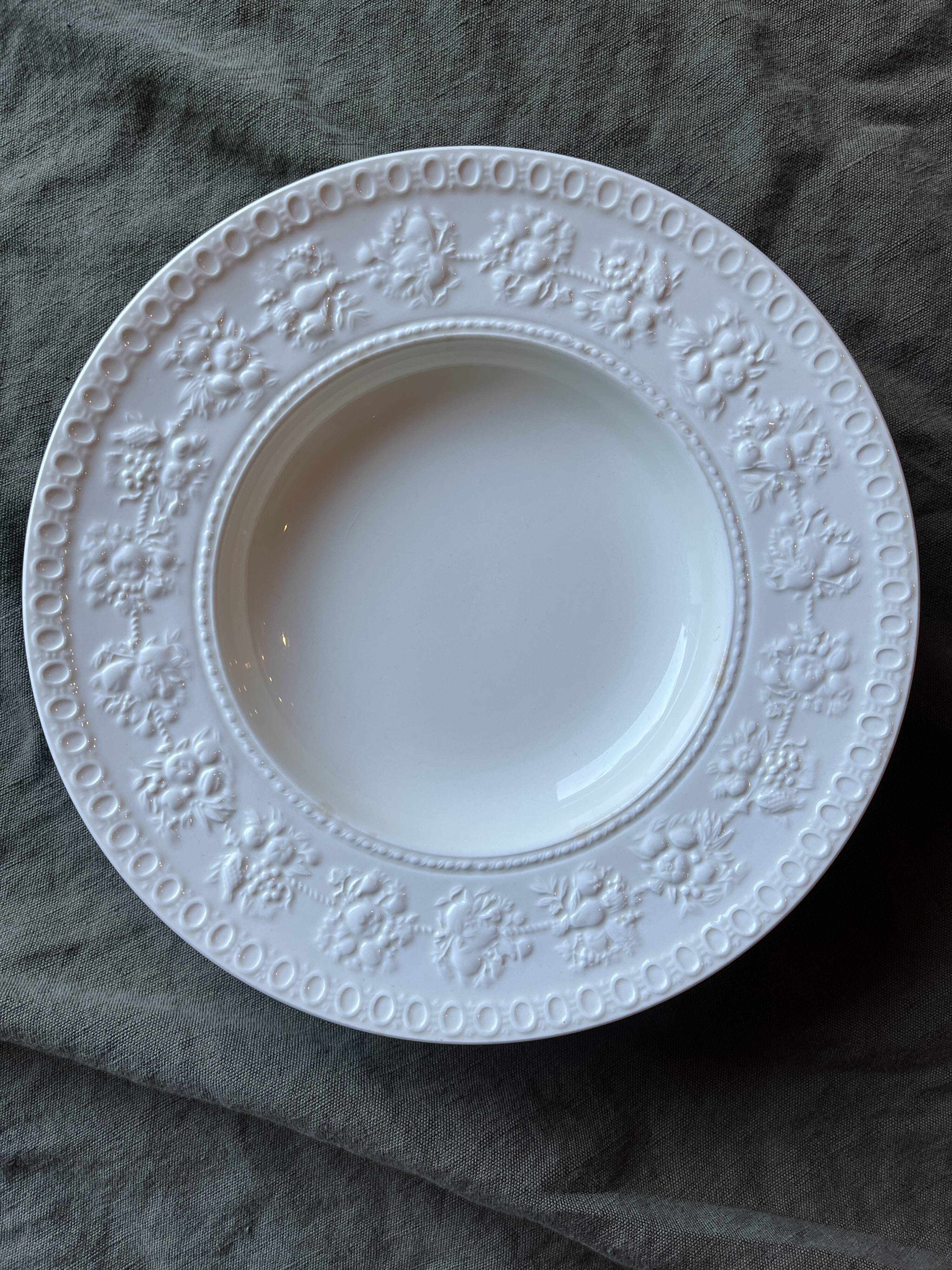 Set of 6 small Wedgwood Wellesley Festivity plates.