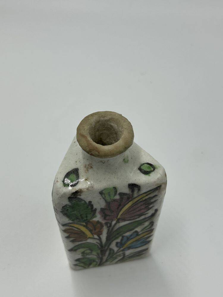 Iznik bottle, siliceous ceramic, floral decoration, Persia, 19th century
