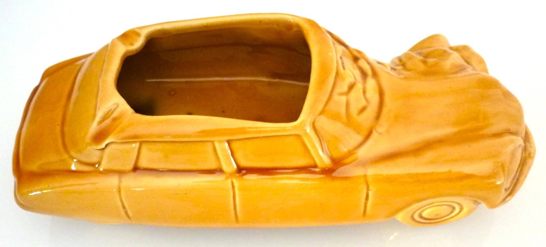 Advertising ashtray, Citroën DS in ochre earthenware, bodywork, garage