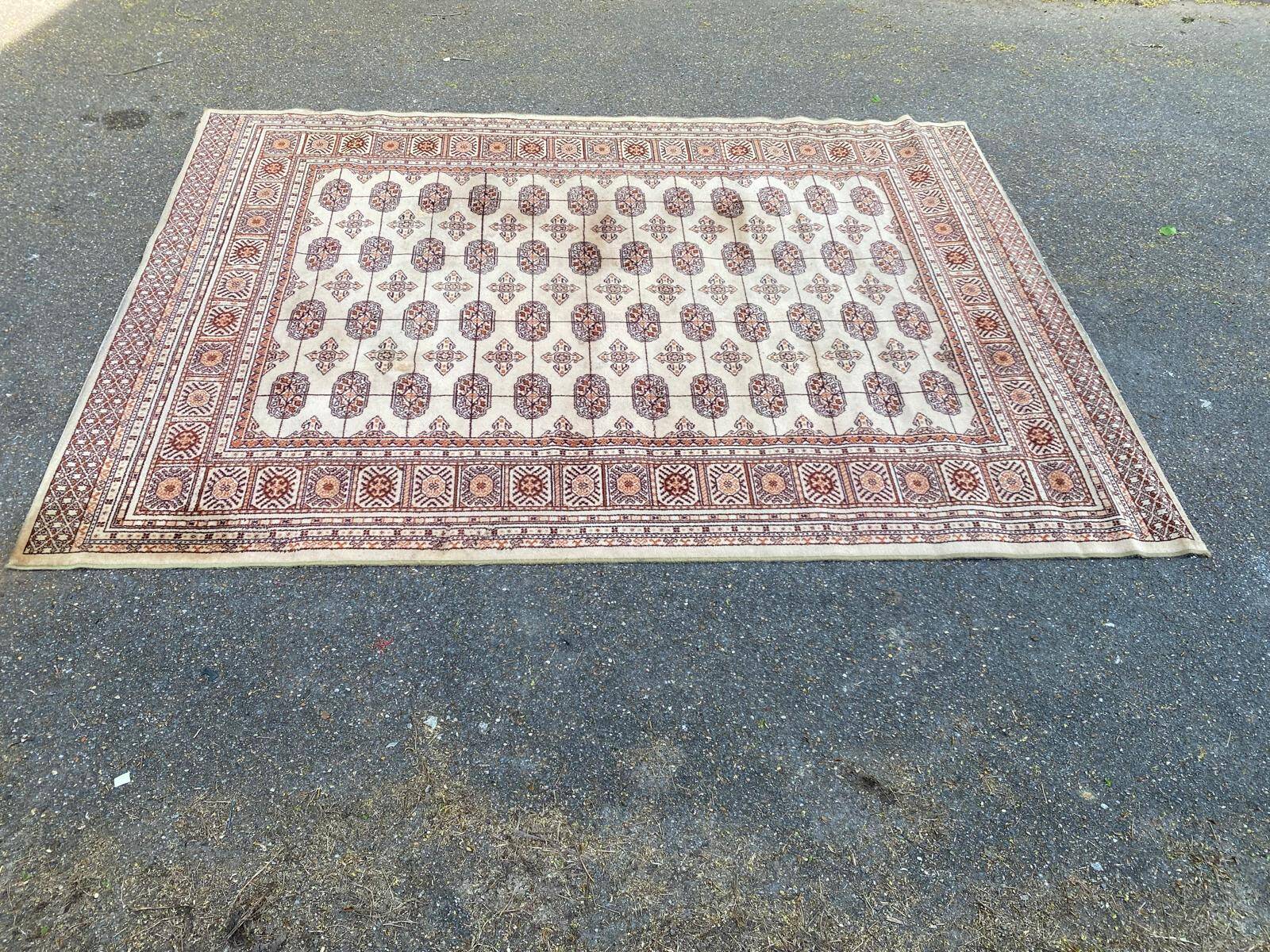 Beige Persian rug 200x300