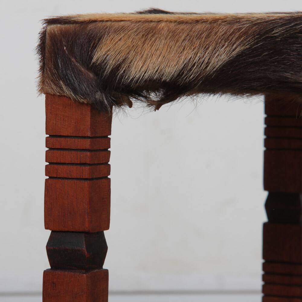 Tabouret en bois massif et peau, travail du XXe siècle