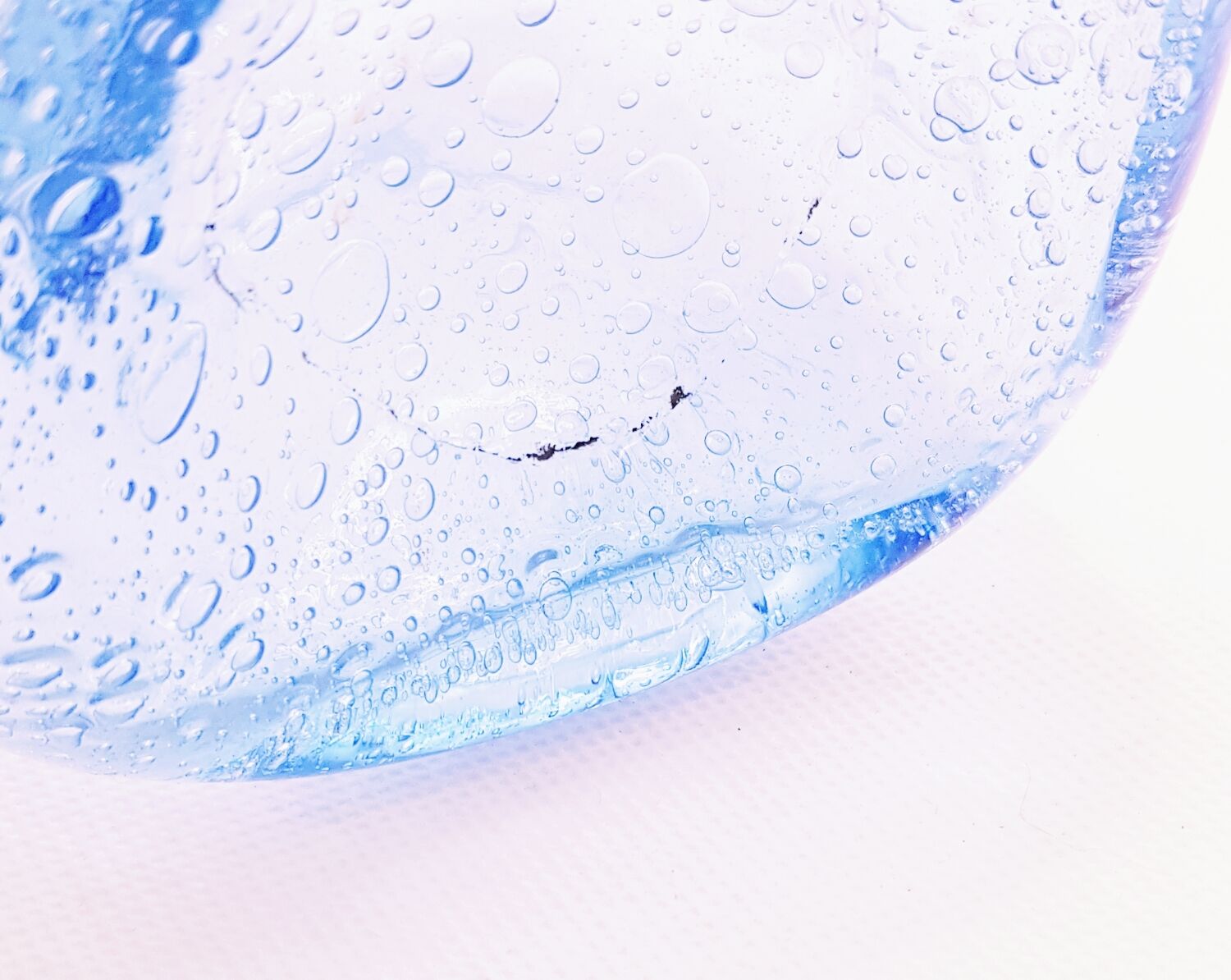 Carafe mauve soufflée à la main