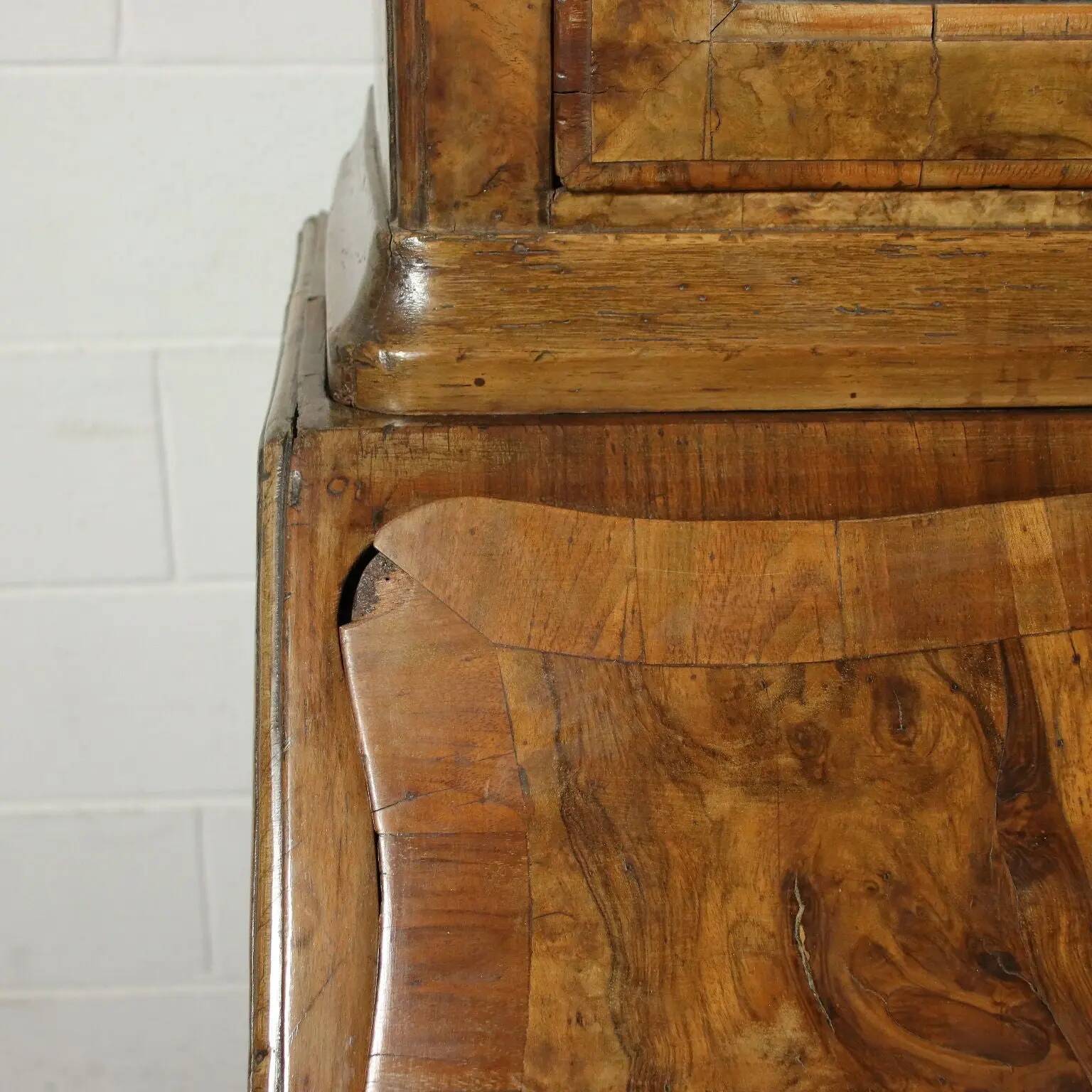 Trumeau barocchetto avec miroir en placage de ronce de noyer, Italie, XVIIIe siècle