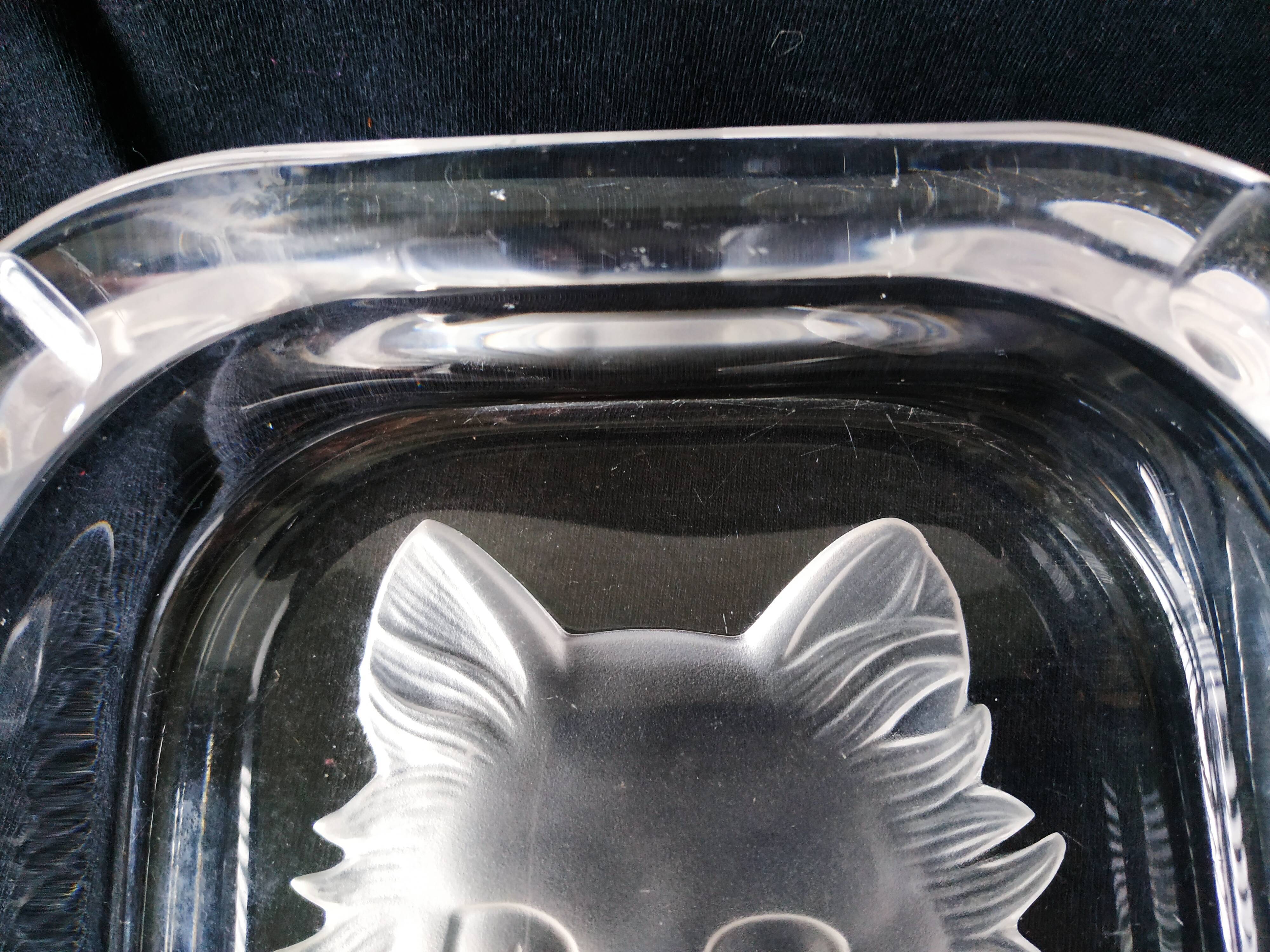 Ensemble de deux cendriers vintage en verre gravé chat et fleur