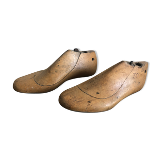 Pair of shapes of shoes, wood, shoemaker accessories
