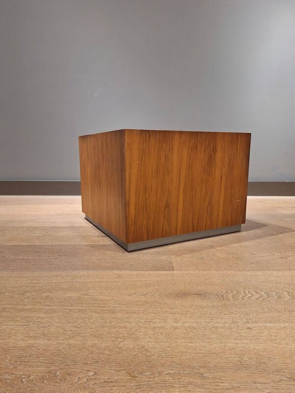 Ensemble de deux cubes modernistes / tables d'appoint ou tabourets en noyer.