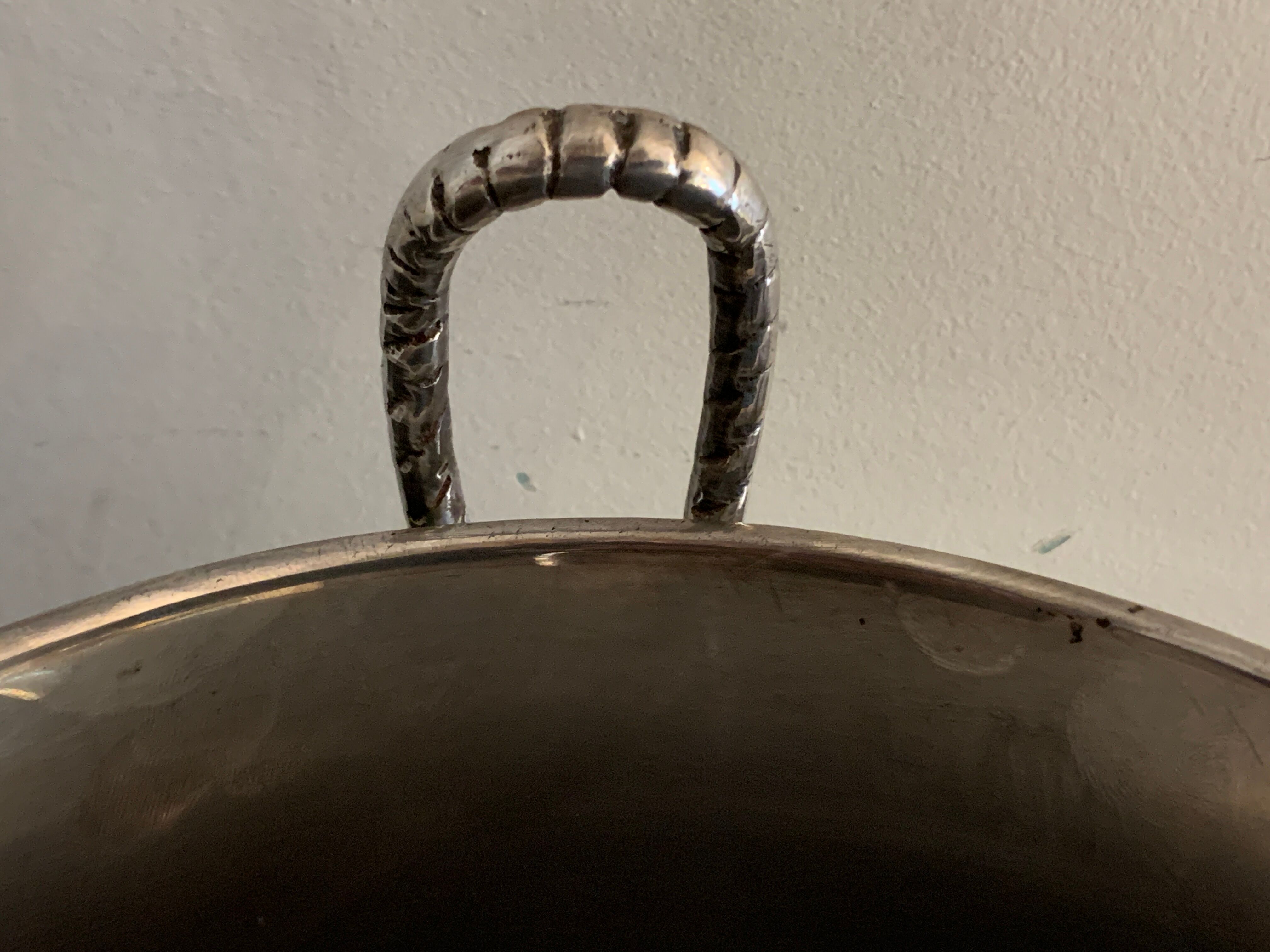 Seau à champagne en métal argenté ancien poinçonné à décor de passementerie