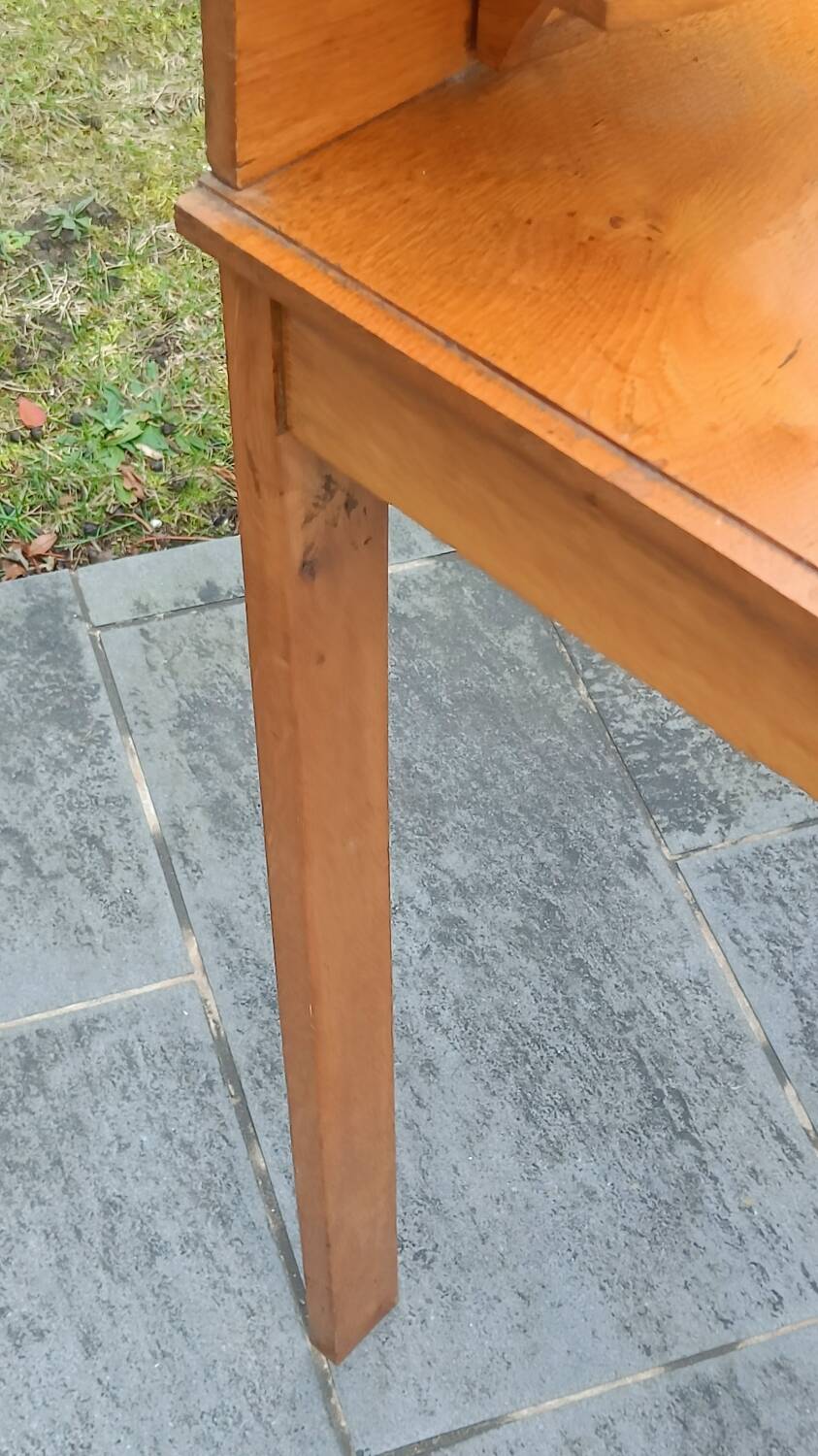 Art Deco hairdresser with bevelled mirror