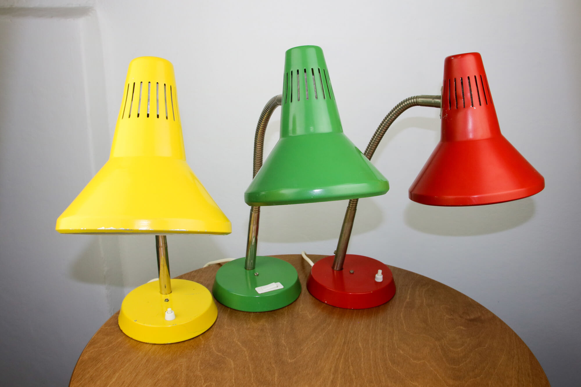 Adjustable desk lamps in painted green, red and yellow metal and chrome-plated spiral arm from tep,