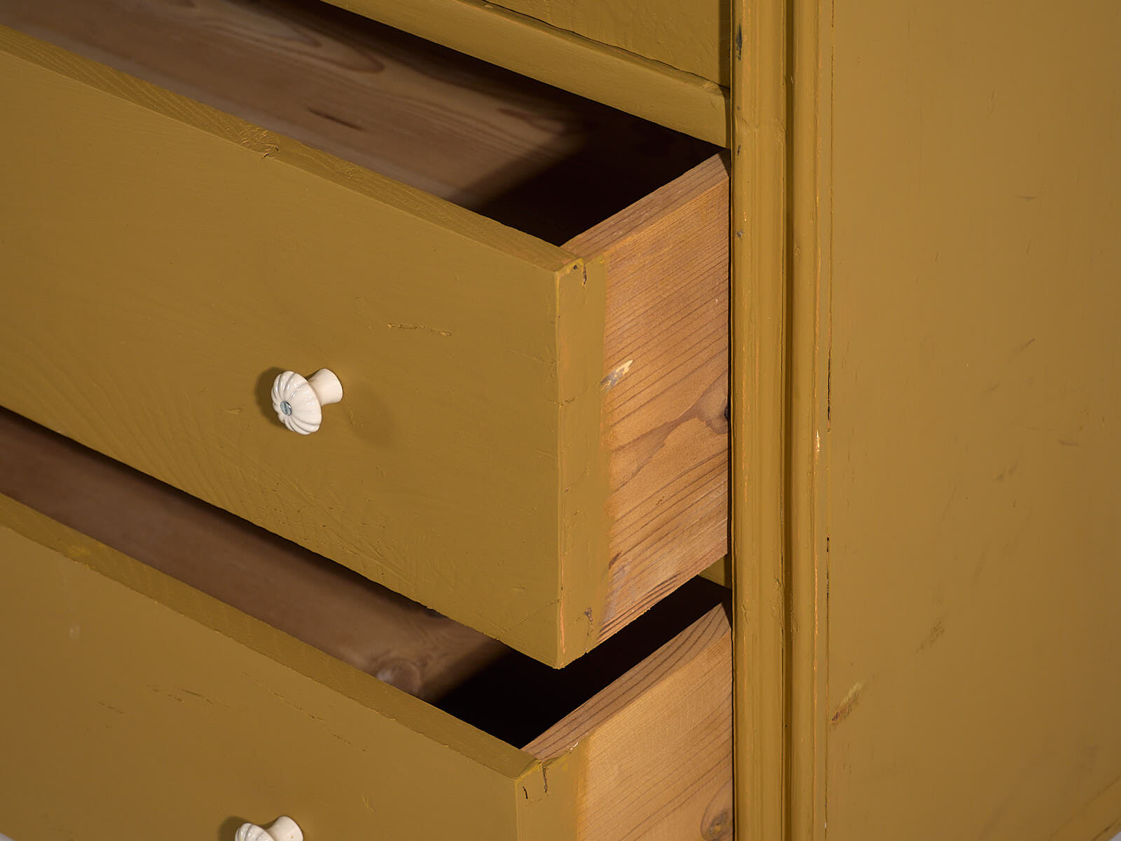Antique mustard yellow chest of drawers (circa 1920)