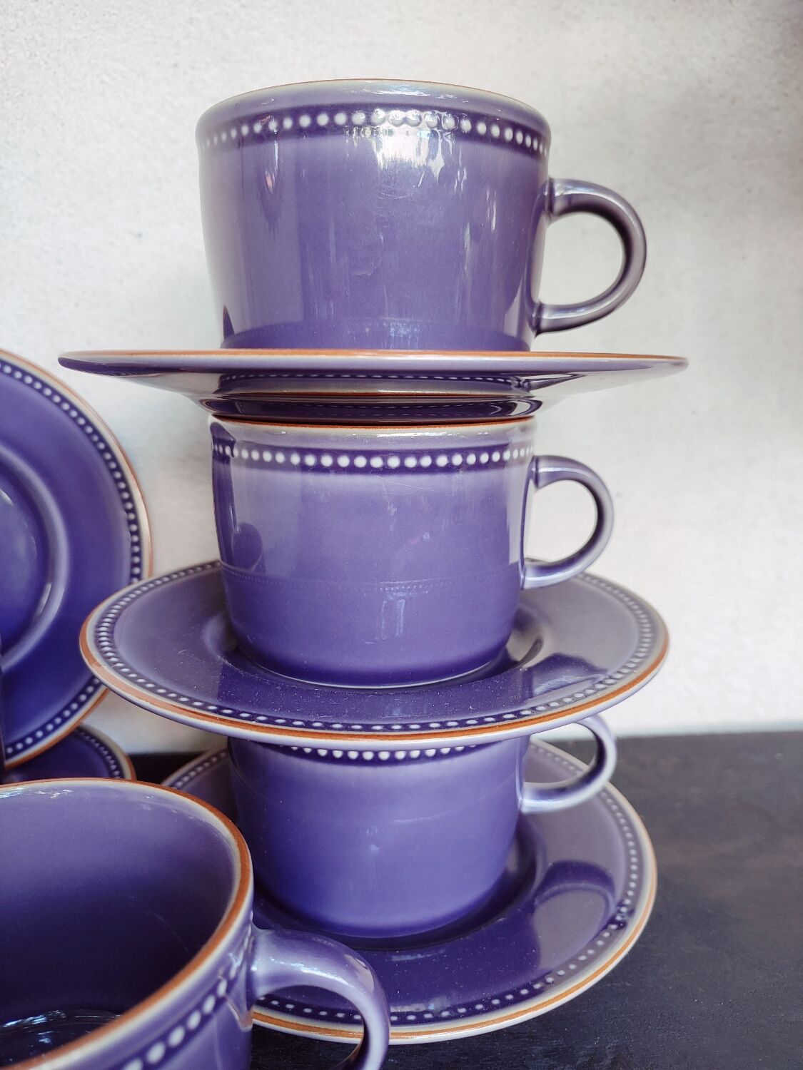 Set of 5 plum-colored stoneware tea cups