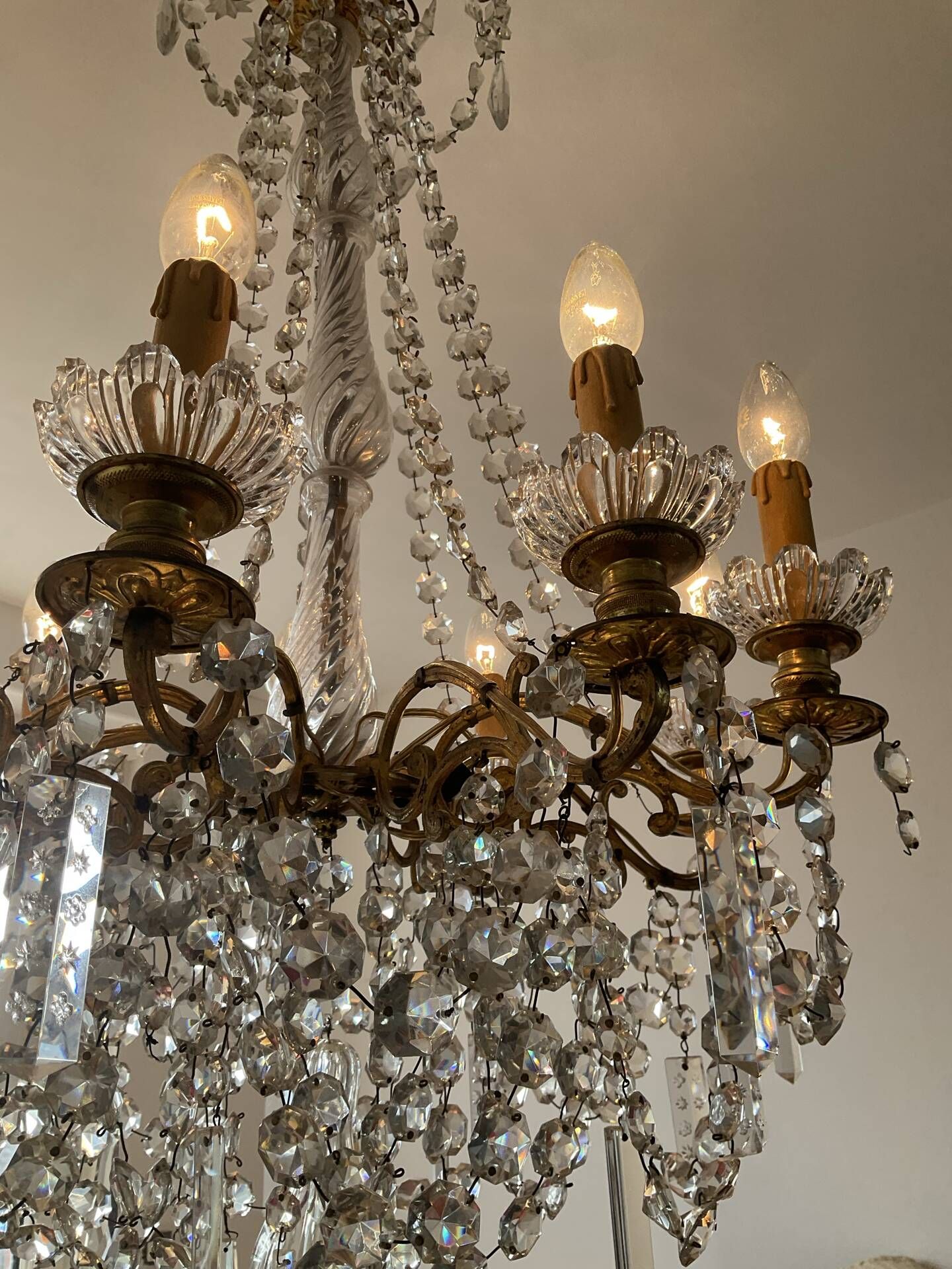 Grand chandelier in Louis XV style with crystal pendants.