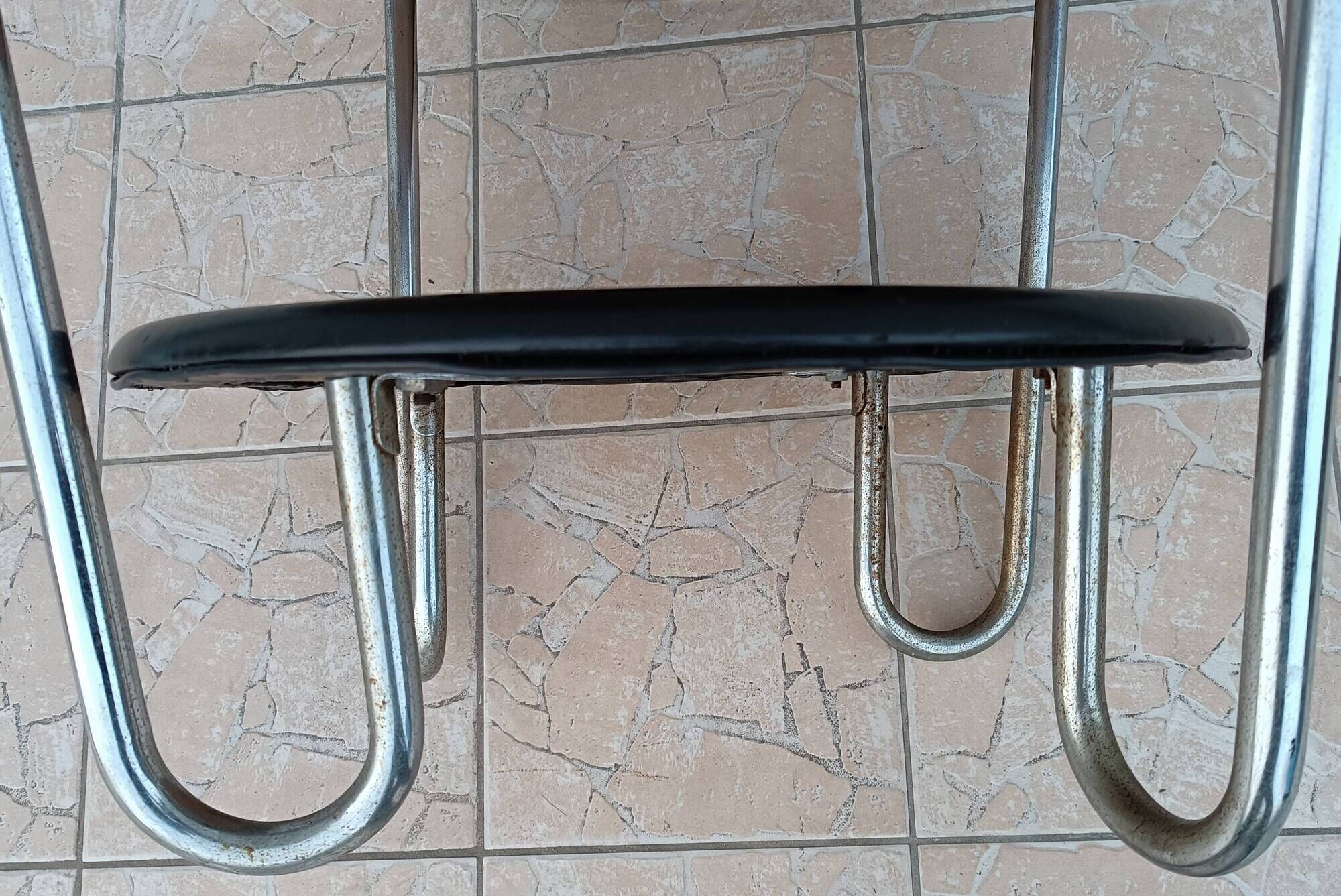 Table basse métal chrome et skaï 1950s