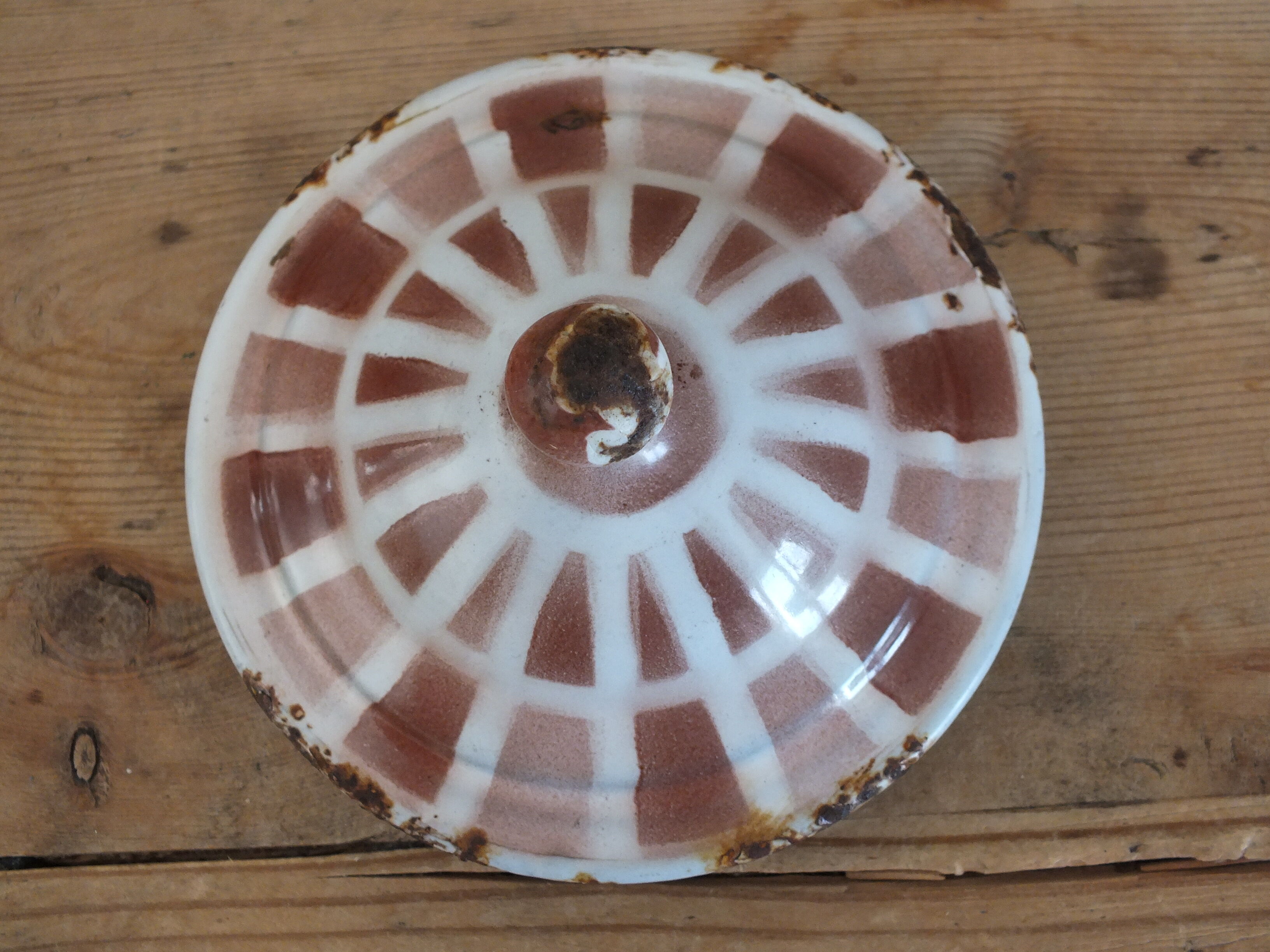Enamelled coffee maker 20s, brown checkerboards