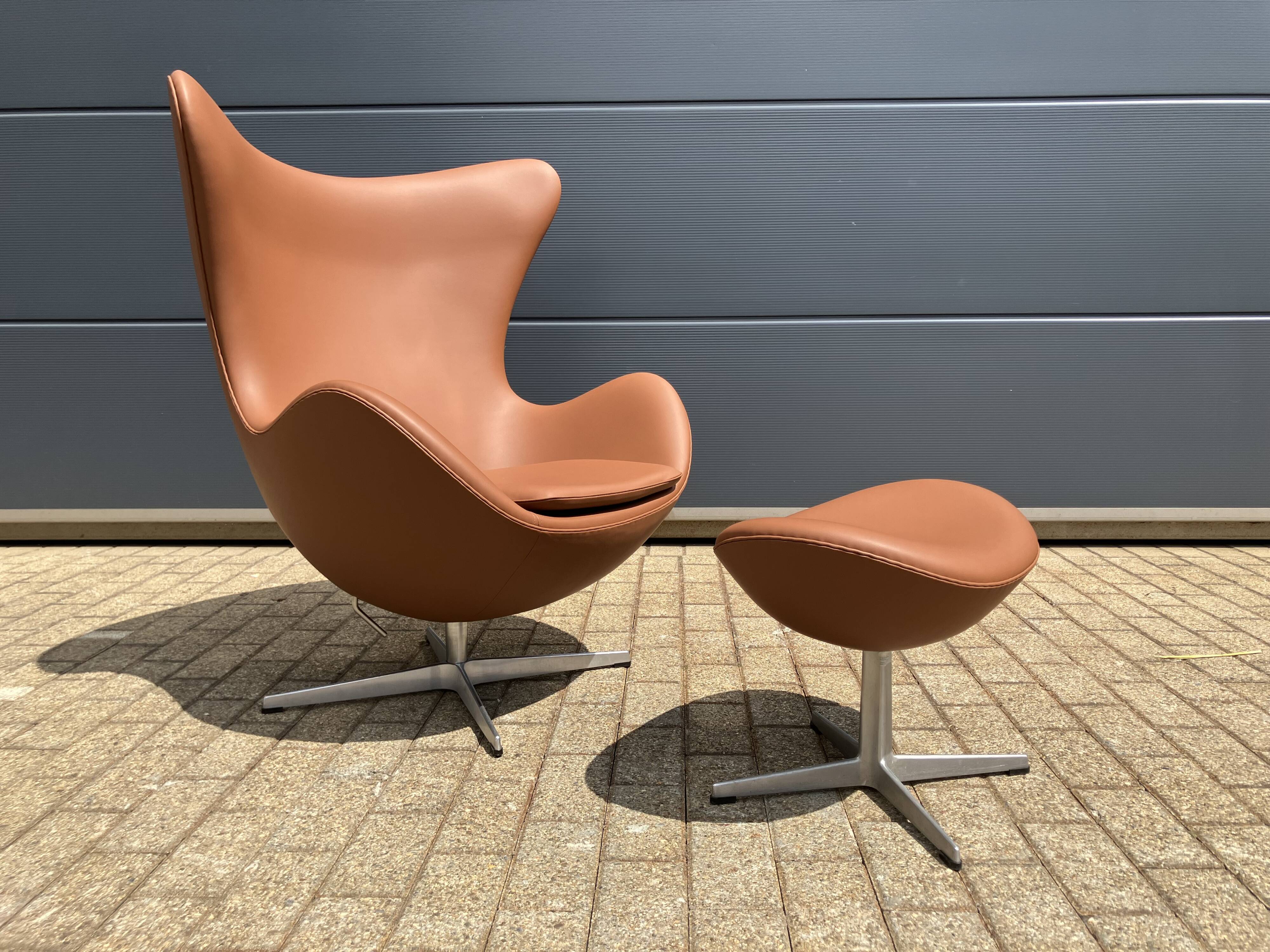 2x Fritz Hansen Egg Chair +1x Ottoman in Cognac leather NIEUW!!