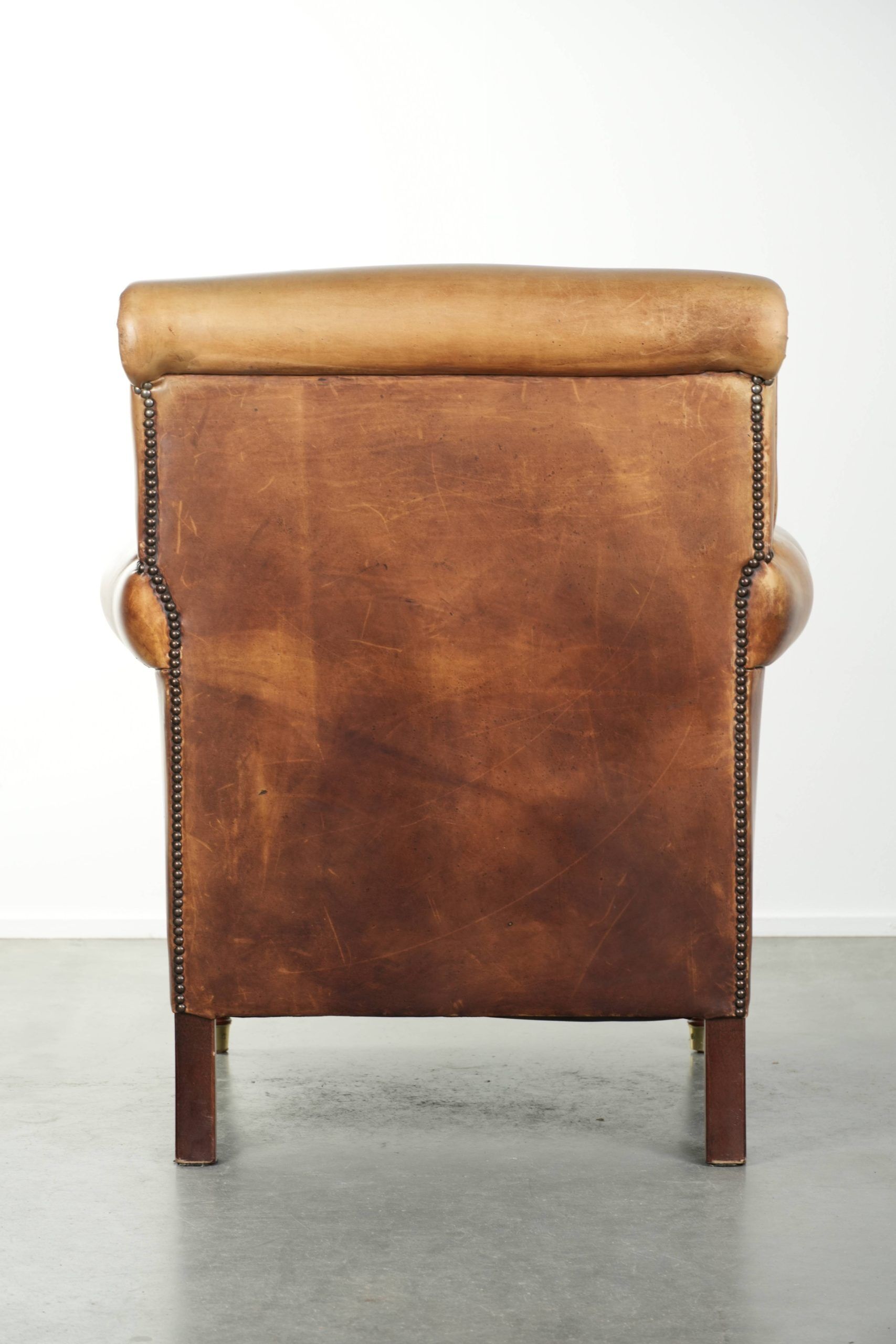 Fauteuil en cuir de vachette au look anglais caractéristique