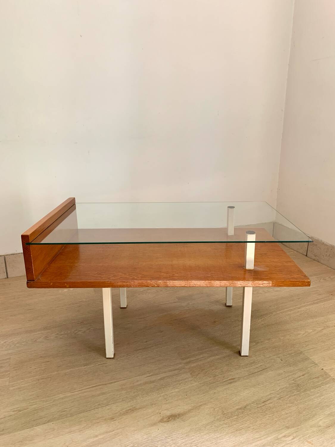 Table basse moderniste en bois , métal et verre
