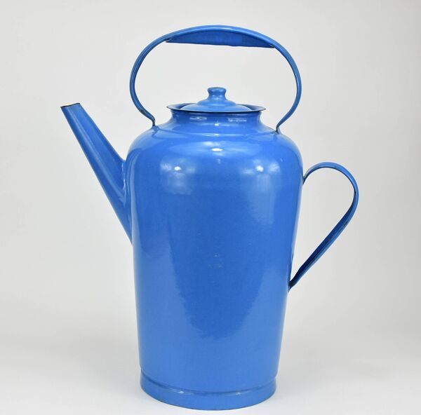 Cruche en métal émaillé bleu.