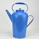 Cruche en métal émaillé bleu.