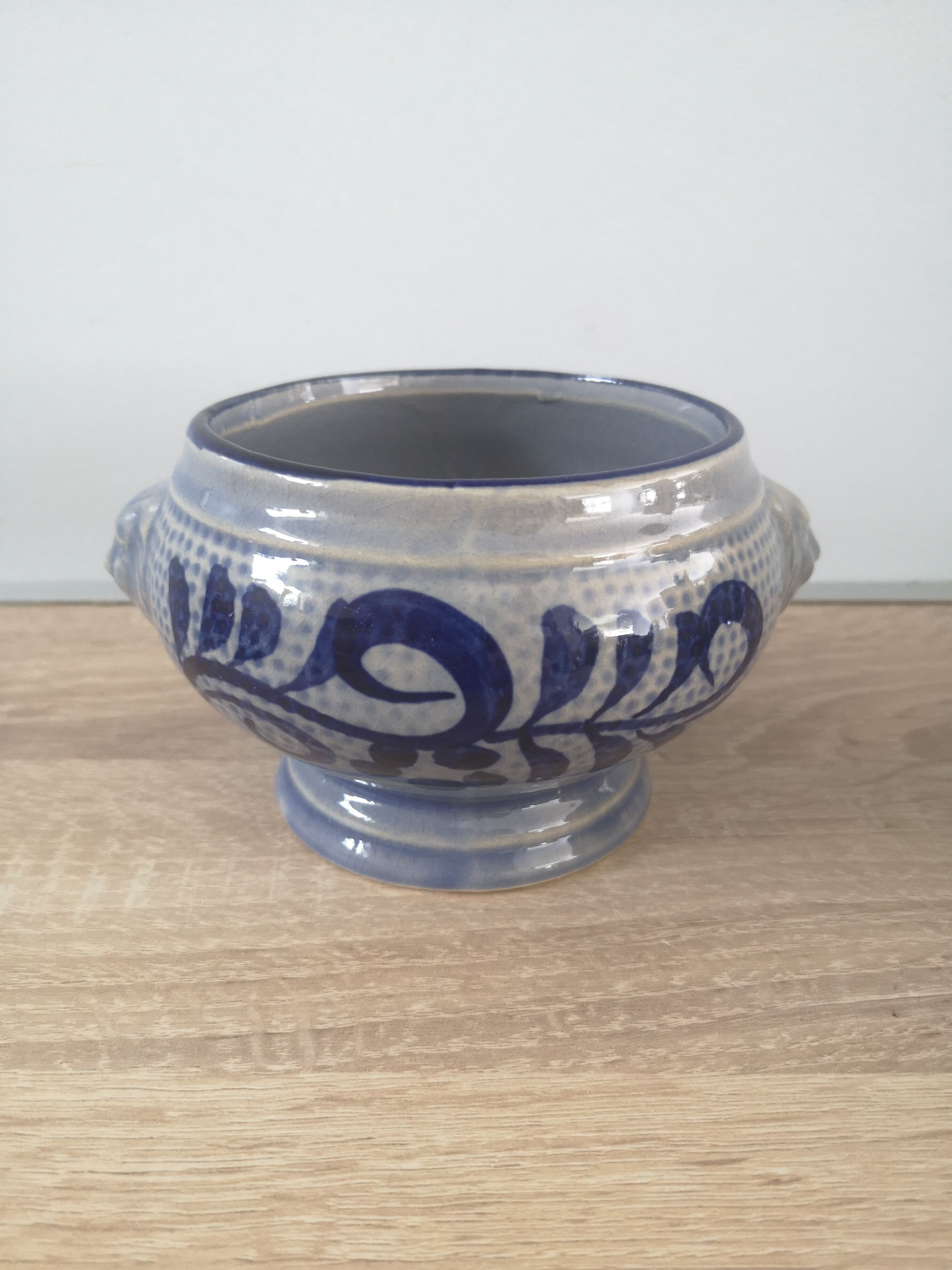 Lot bowls Alsatian lion head