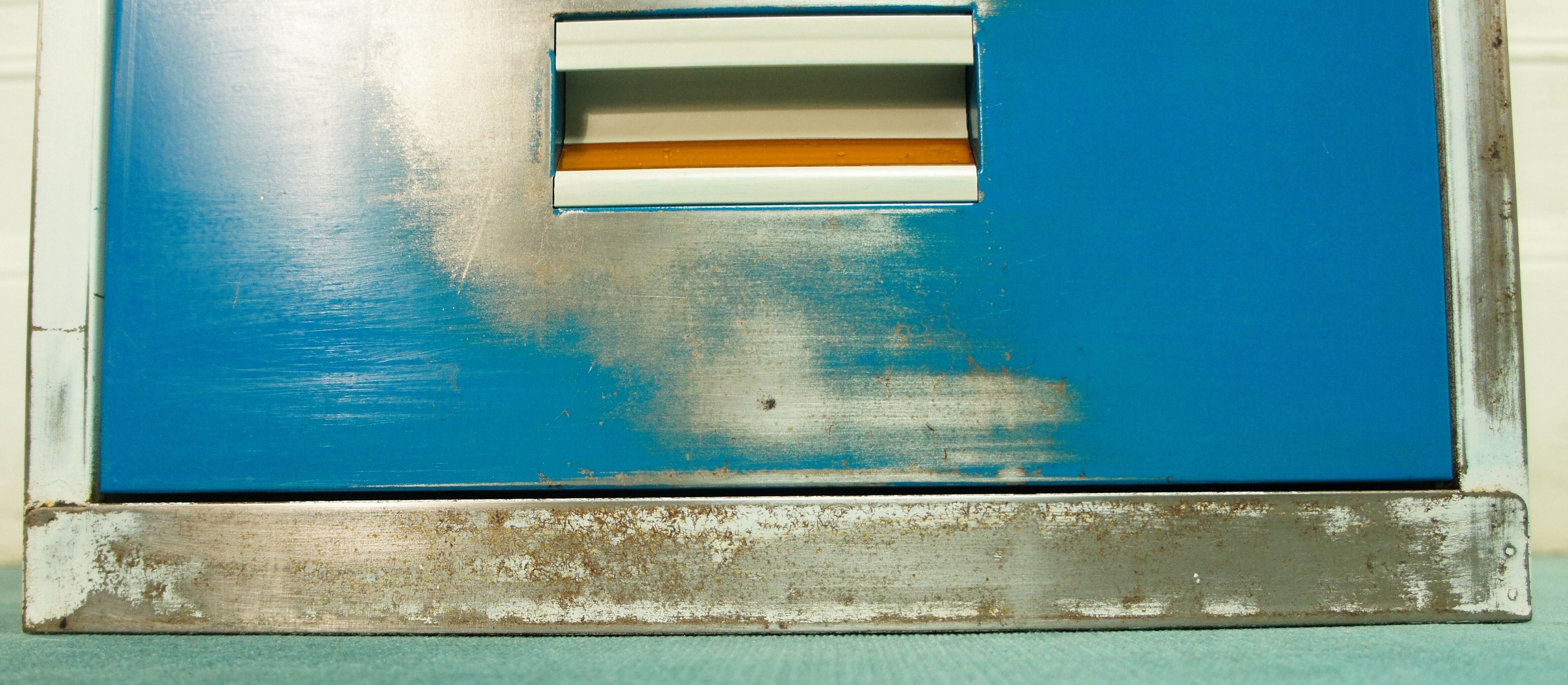 2 metal drawers for hanging backs