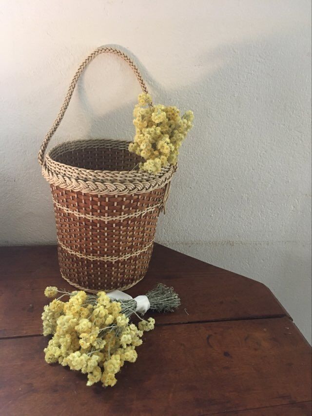 Hanging wicker and scoubidou 1960s hang-stash.