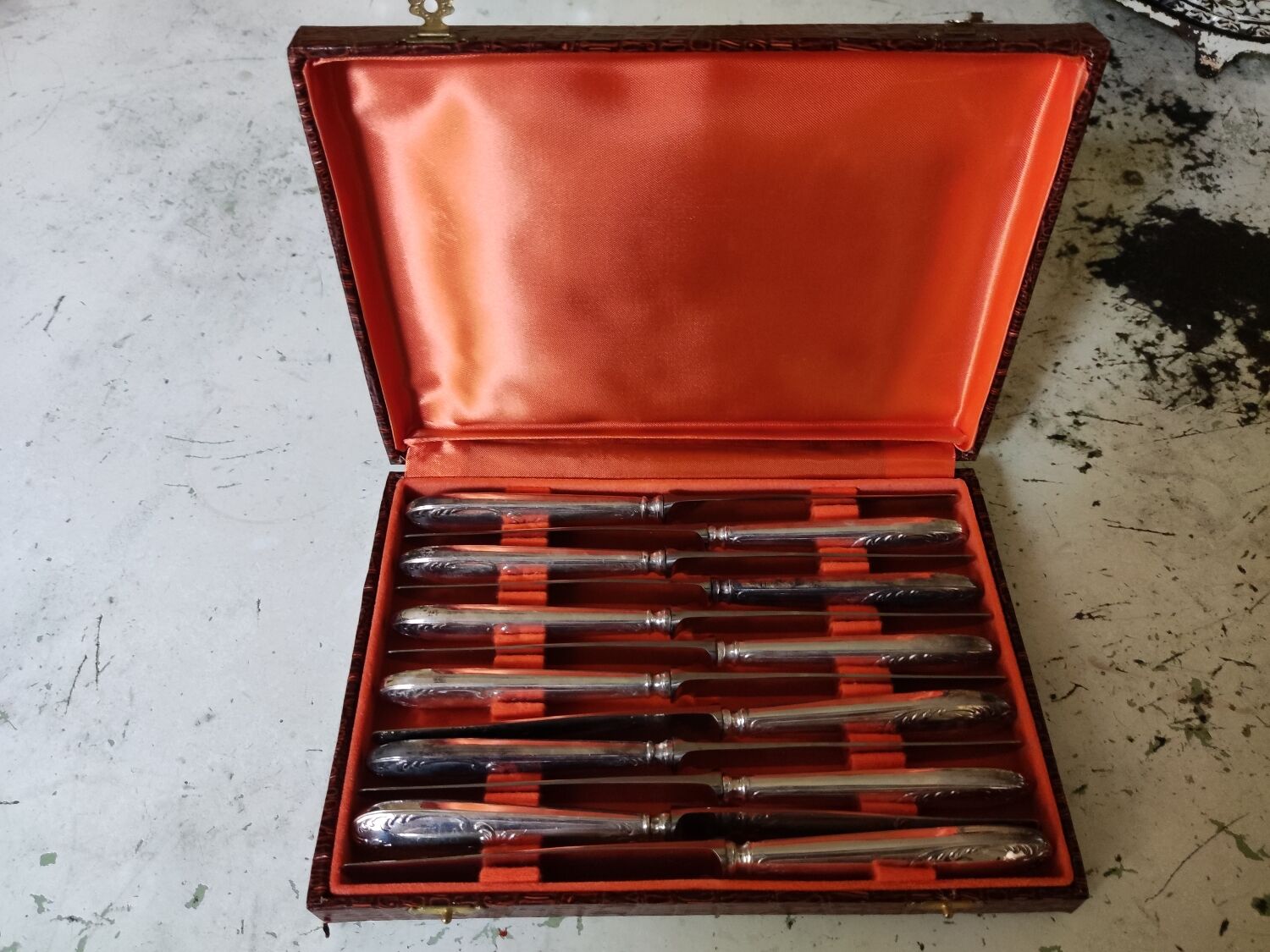 Coffret de 12 couteaux en métal argenté