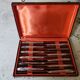 Coffret de 12 couteaux en métal argenté