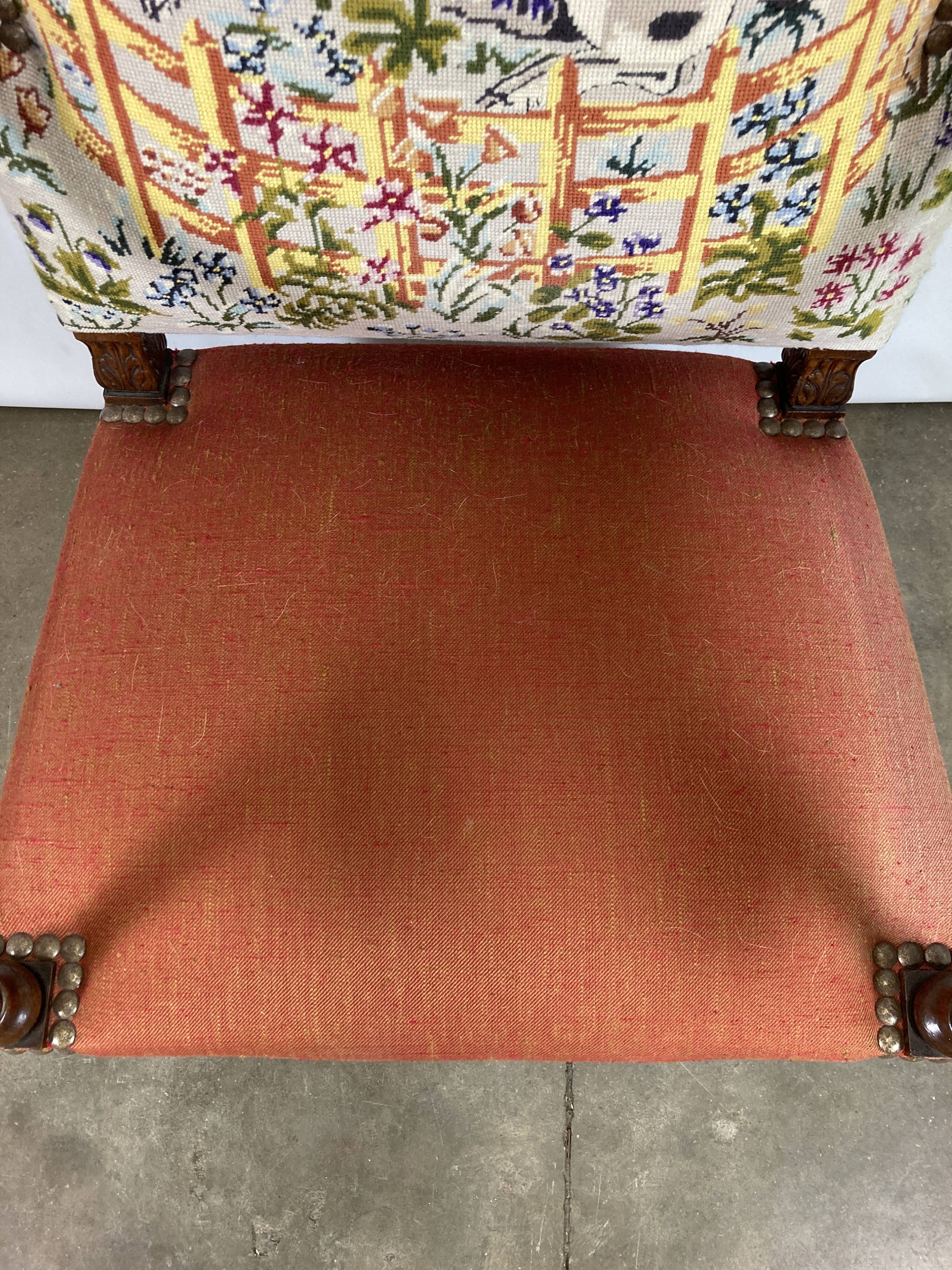 Ancien fauteuil de style bois et tissu décor licorne