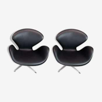 A pair of Swan chairs, model 3320, designed by Arne Jacobsen in 1958
