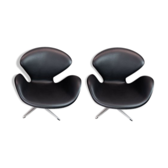 A pair of Swan chairs, model 3320, designed by Arne Jacobsen in 1958