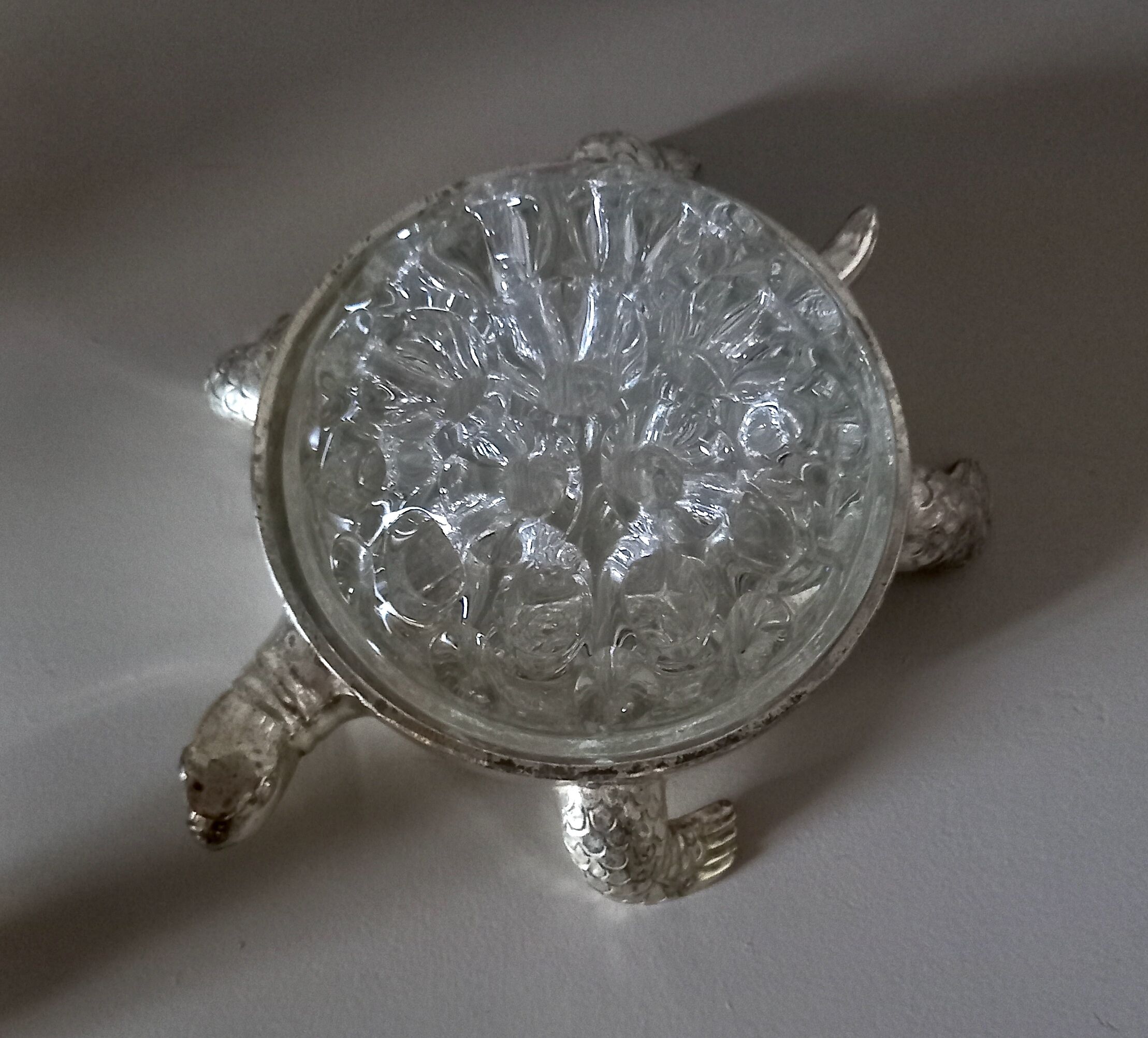 Pique-fleurs en verre de Reims 19 trous socle en métal argenté forme tortue