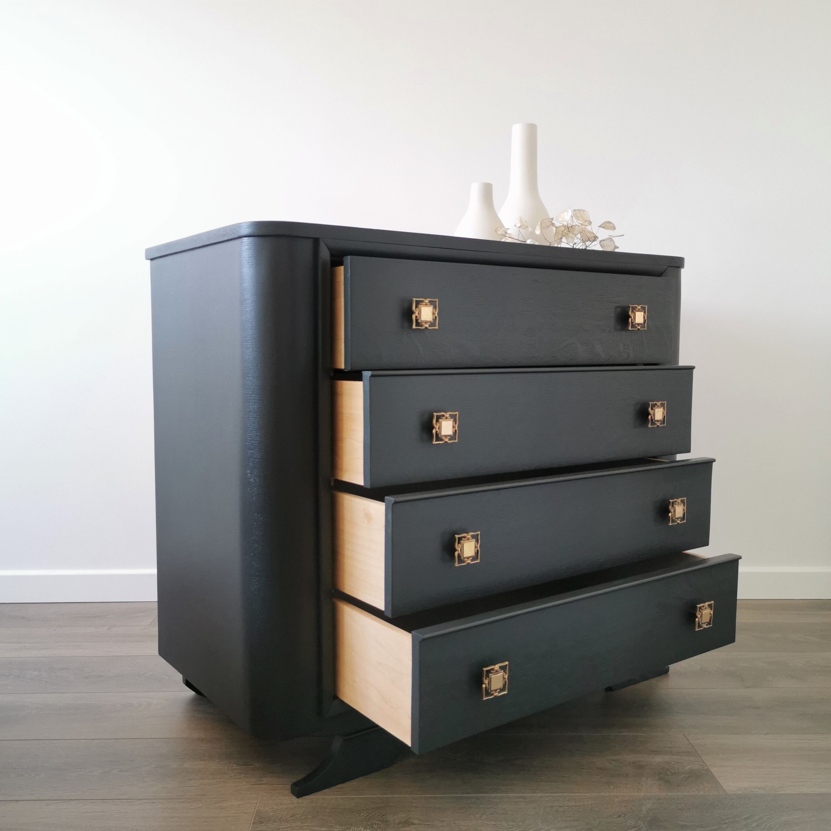 Art deco chest of drawers