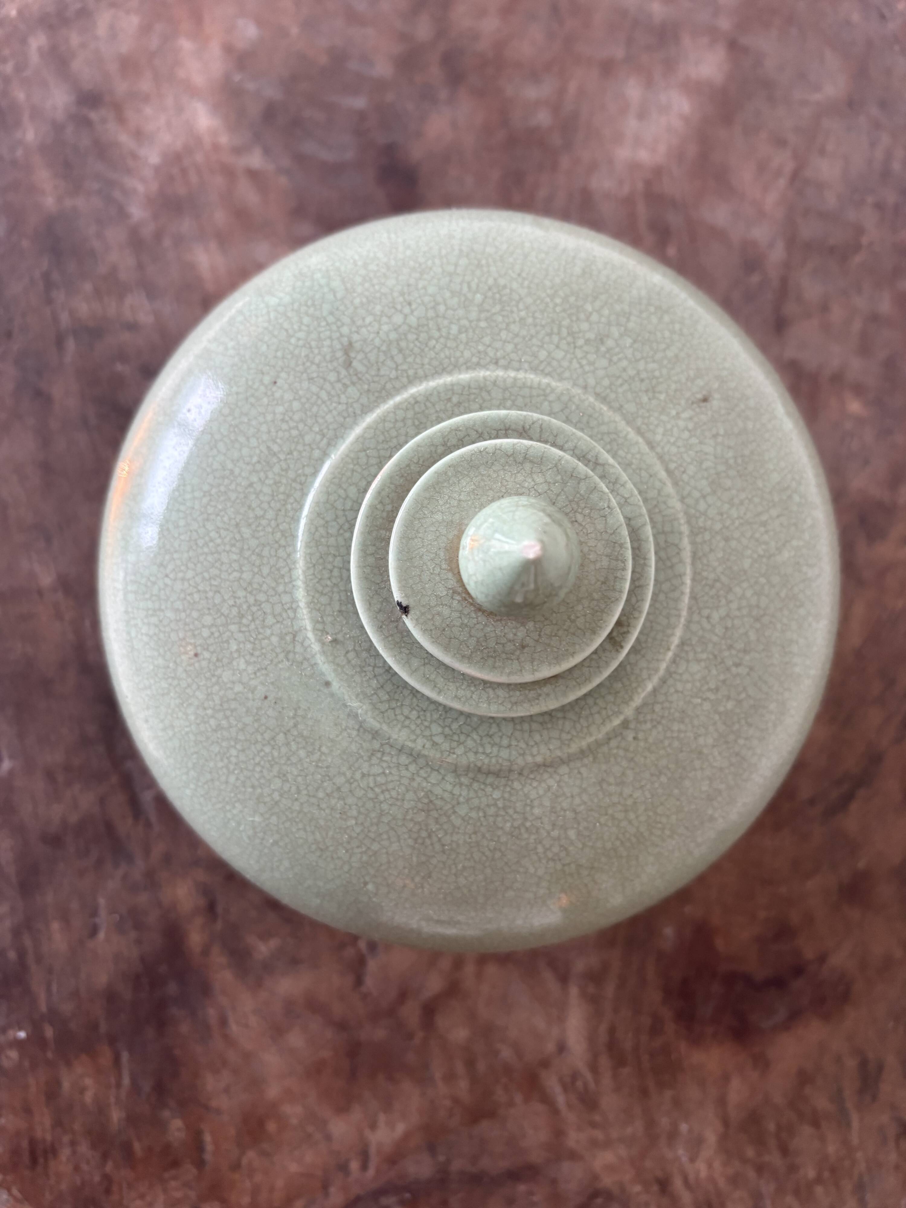 Mooie oude jade achtige blauwe groene keramische pot