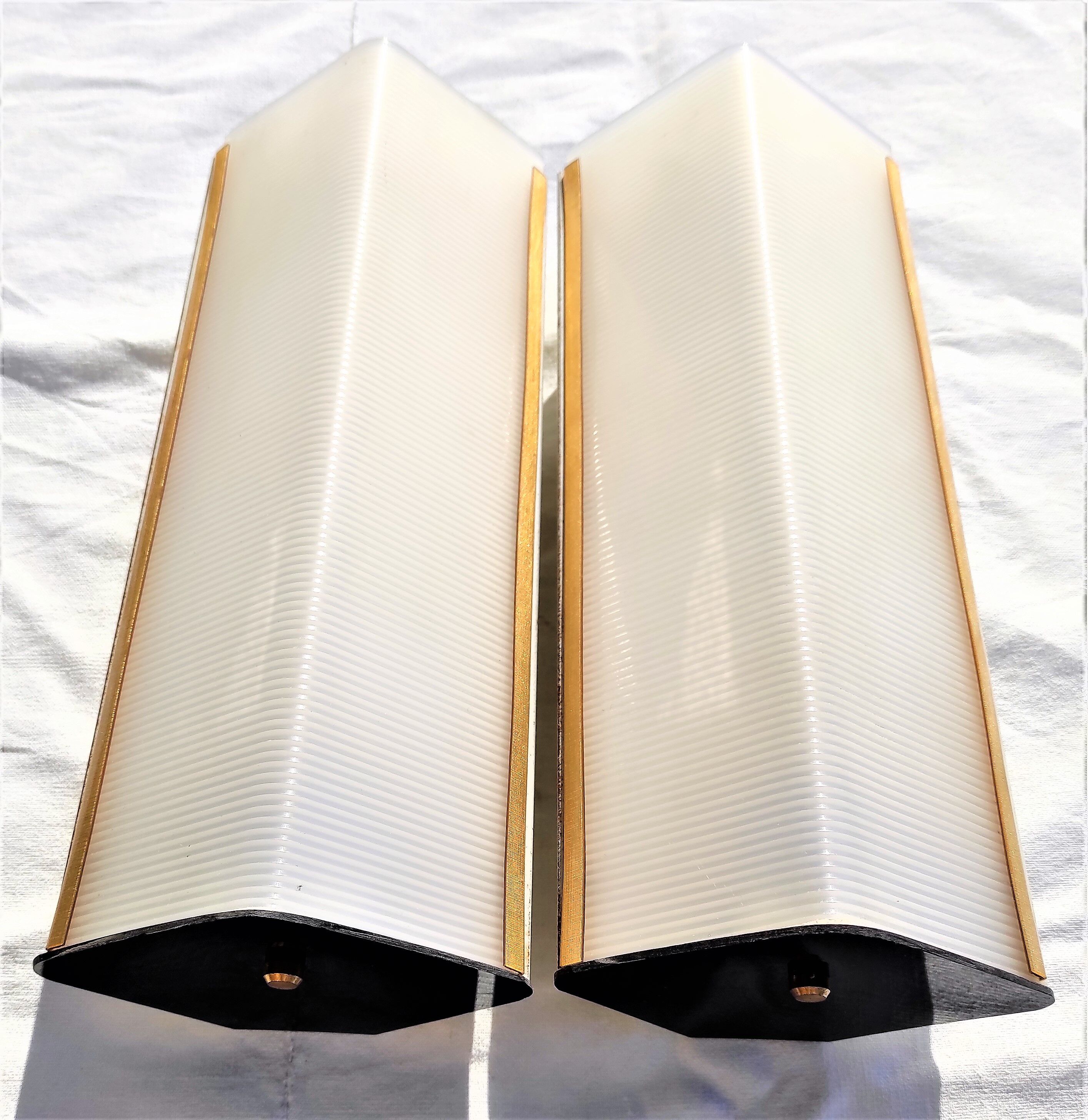Perspex angle sconces and white lacquered metal with double lamp 1 pair