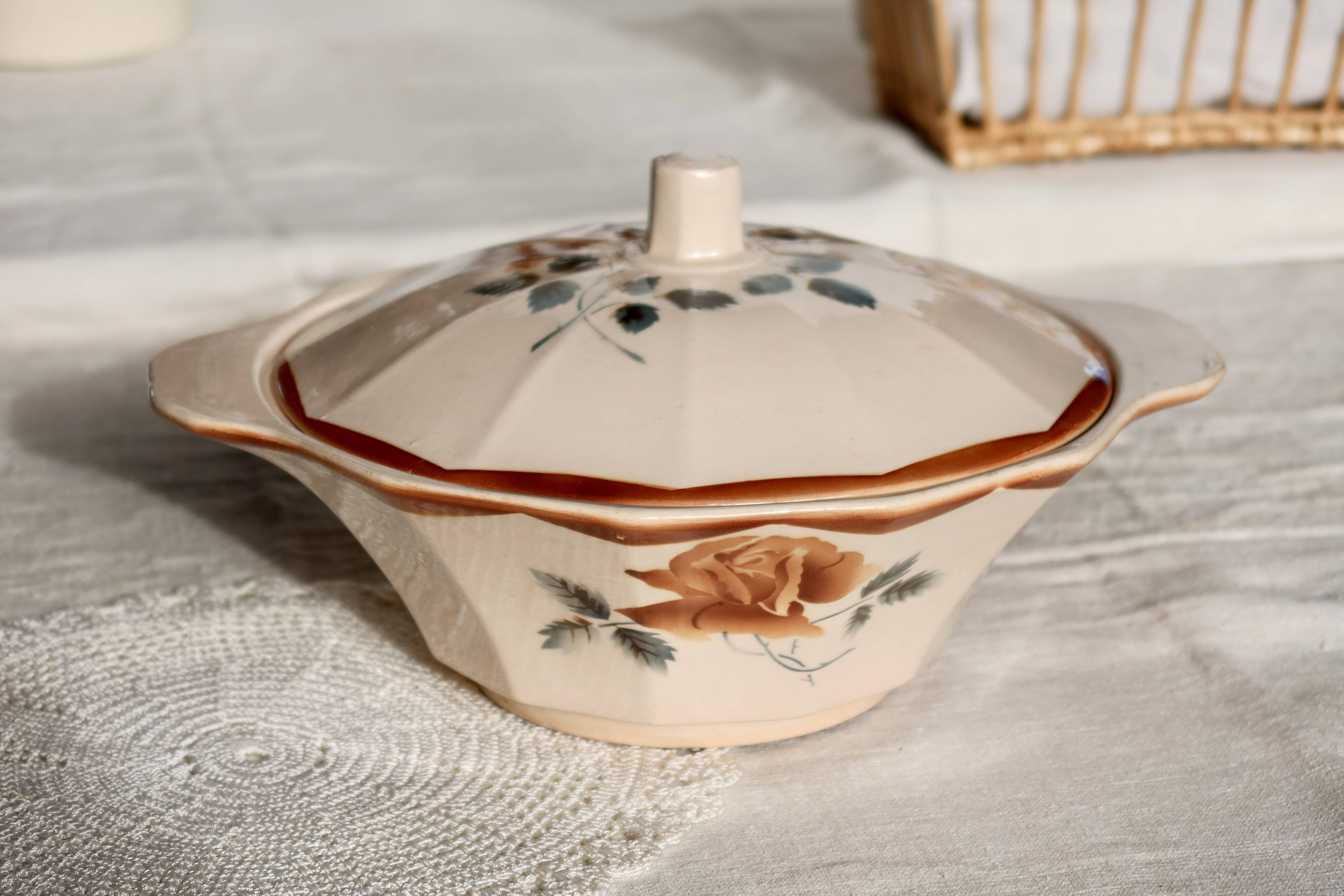 Antique pink earthenware soup tureen - Red floral decoration - Digoin