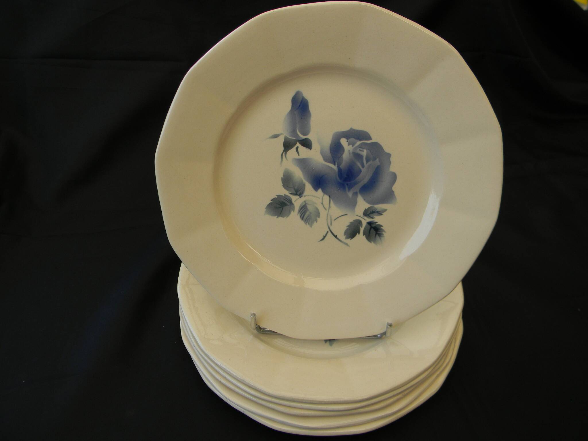 6 flat plates in Digoin Sarreguemines earthenware. Blue rose decoration.