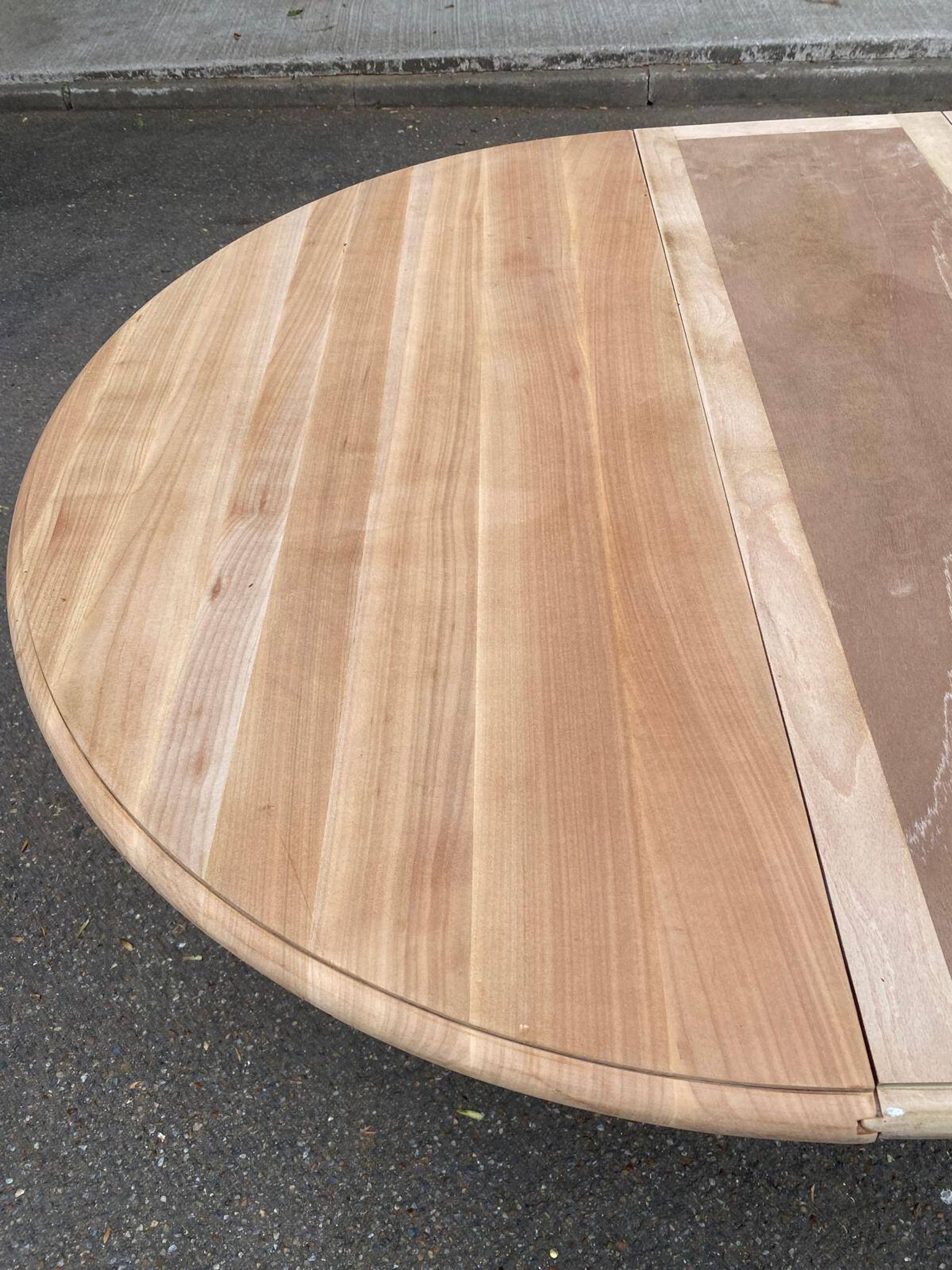 Table à manger ronde pied central extensible décapée en noyer massif 2 rall