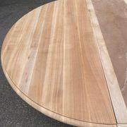 Table à manger ronde pied central extensible décapée en noyer massif 2 rall