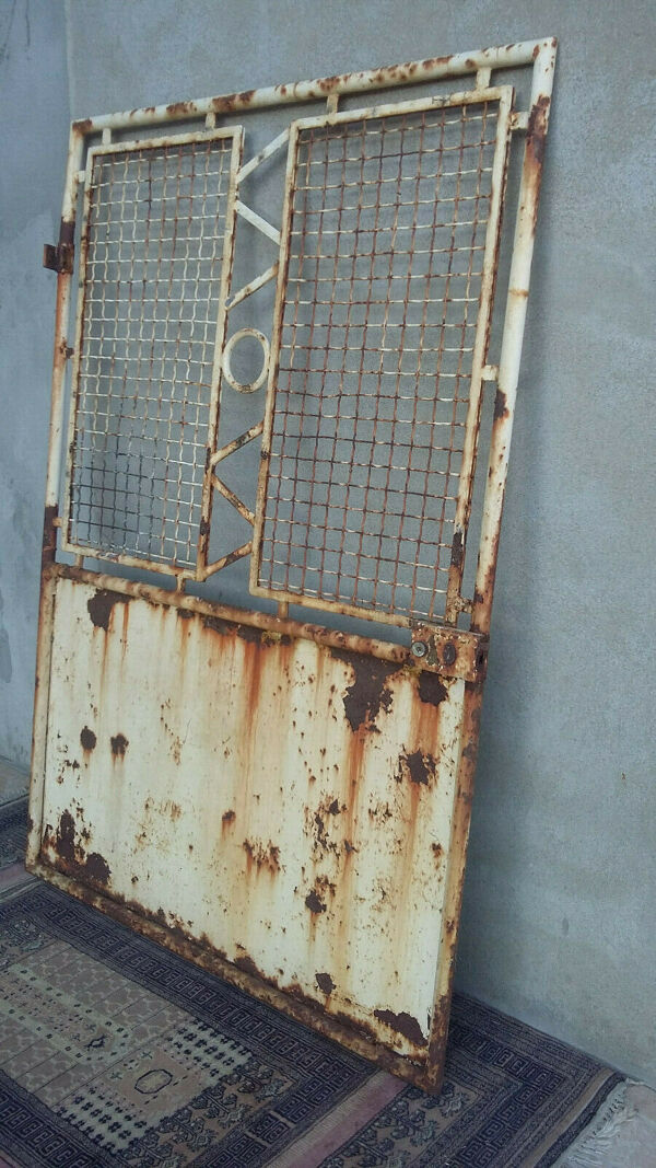 Porte ancienne en fer forgé