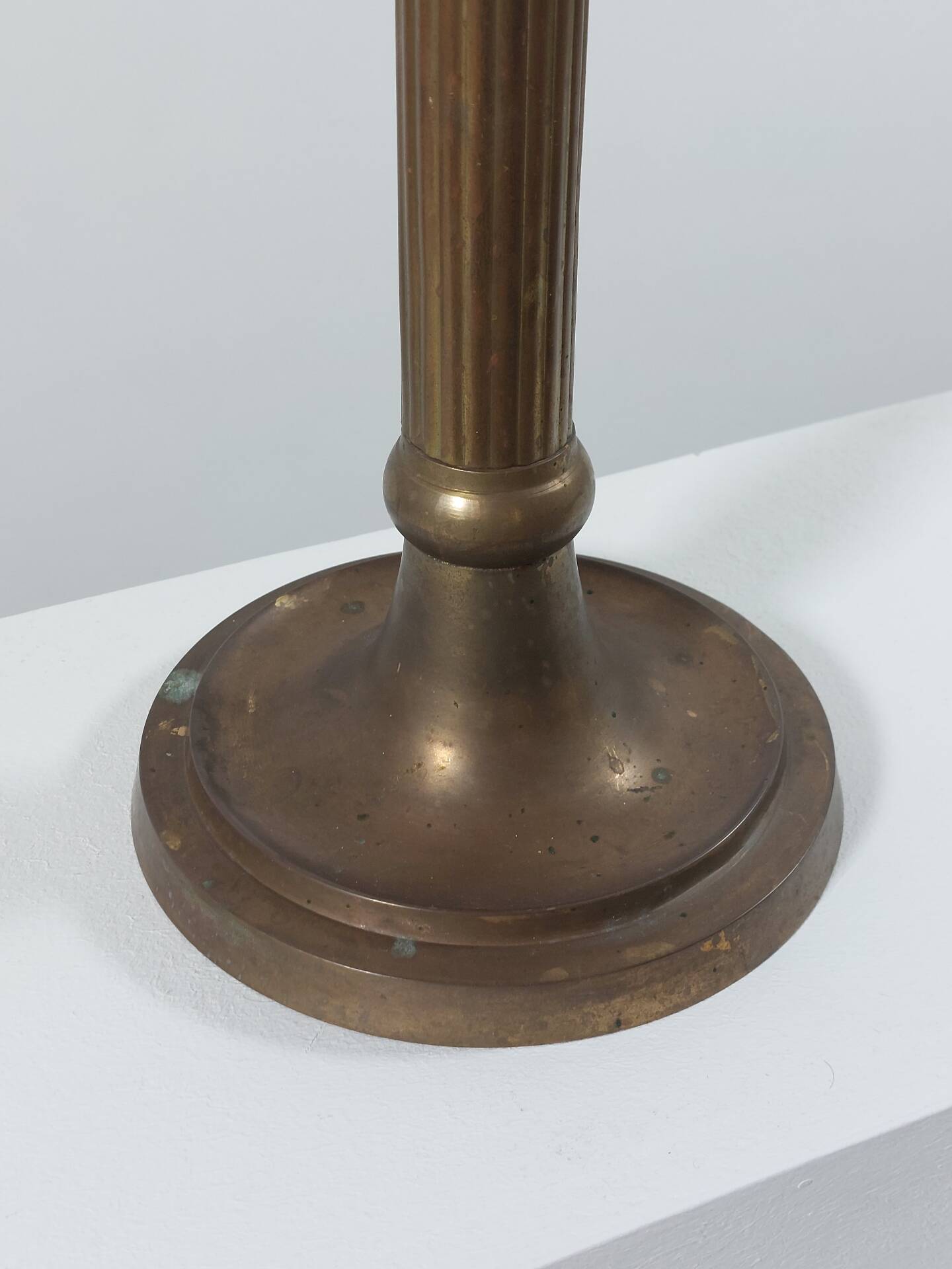 Bougeoir en laiton patiné antique décor colonne Empire