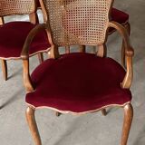 Série de 4 chaises style Louis XV en merisier – cannage et velours bordeaux